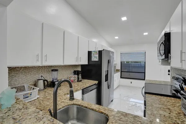 $3,800 | 5434 Southwest 25th Avenue, Dania Beach, FL 33312