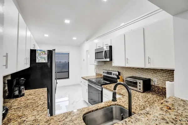 $3,800 | 5434 Southwest 25th Avenue, Dania Beach, FL 33312