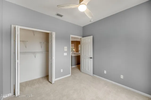 a view of an house with backyard and garden