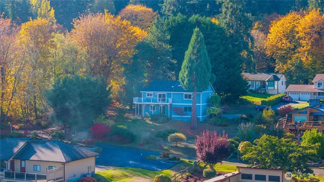 a view of a house with a yard