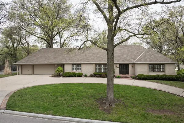$900,000 | 1900 West 70th Street, Mission Hills, KS 66208