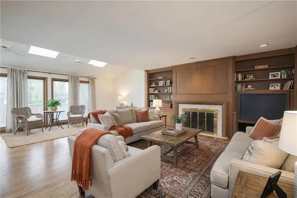 $900,000 | 1900 West 70th Street, Mission Hills, KS 66208