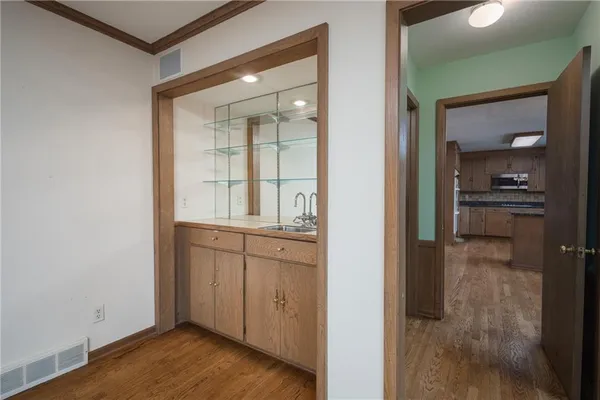 $900,000 | 1900 West 70th Street, Mission Hills, KS 66208