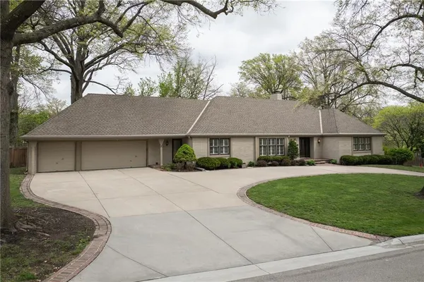 $900,000 | 1900 West 70th Street, Mission Hills, KS 66208