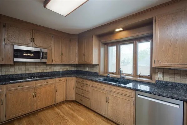 $900,000 | 1900 West 70th Street, Mission Hills, KS 66208