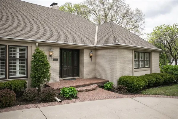 $900,000 | 1900 West 70th Street, Mission Hills, KS 66208