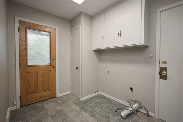$900,000 | 1900 West 70th Street, Mission Hills, KS 66208