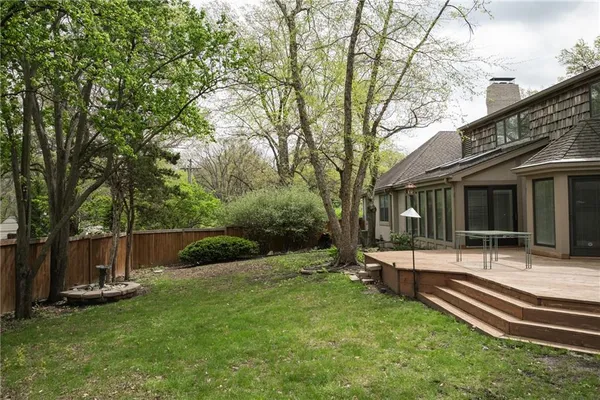 $900,000 | 1900 West 70th Street, Mission Hills, KS 66208