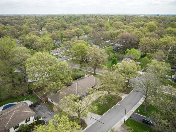 $900,000 | 1900 West 70th Street, Mission Hills, KS 66208