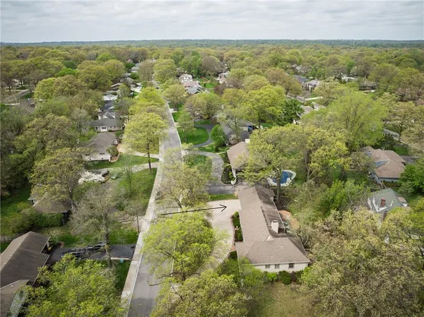 $900,000 | 1900 West 70th Street, Mission Hills, KS 66208