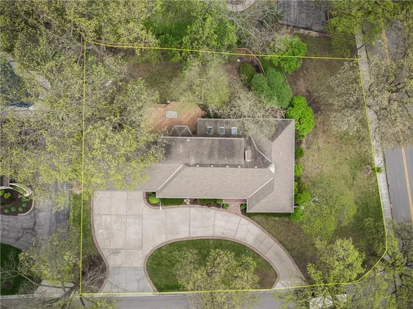 $900,000 | 1900 West 70th Street, Mission Hills, KS 66208