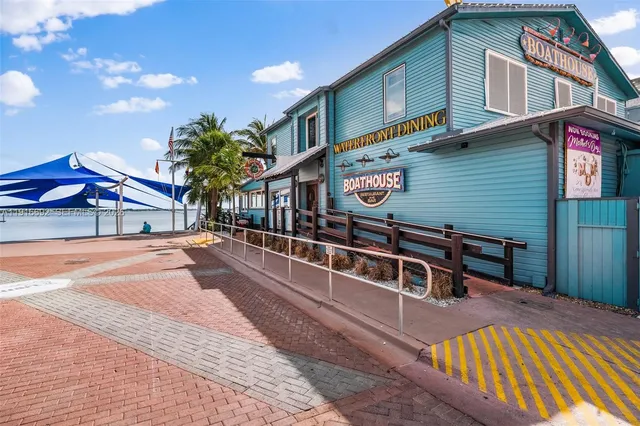 $475,000 | 1832 Southwest Willowbend Lane, Palm City, FL 34990