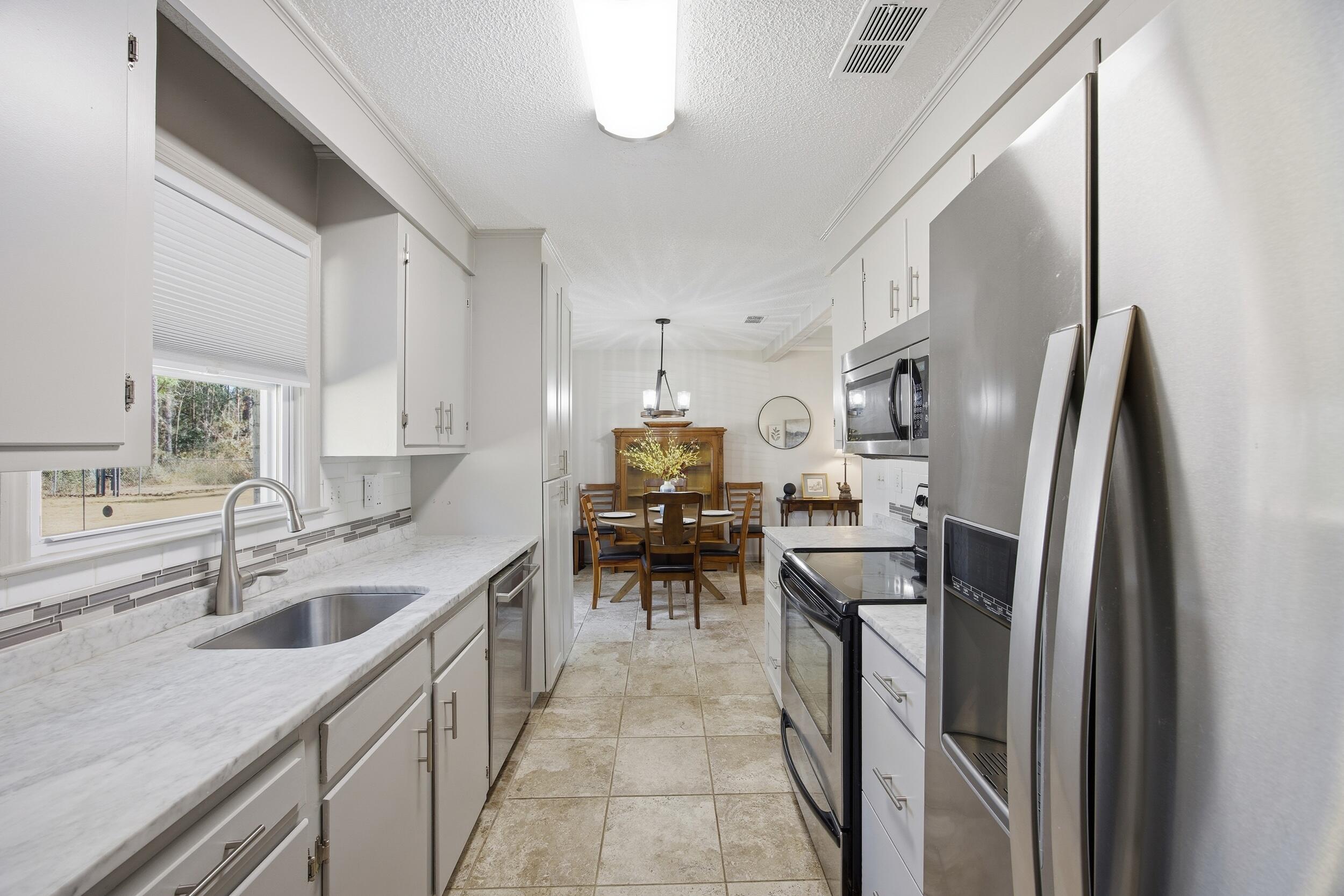 121 Aylesbury Road Goose Creek, SC 29445 - Photo 9 of 33 20__i2a3864