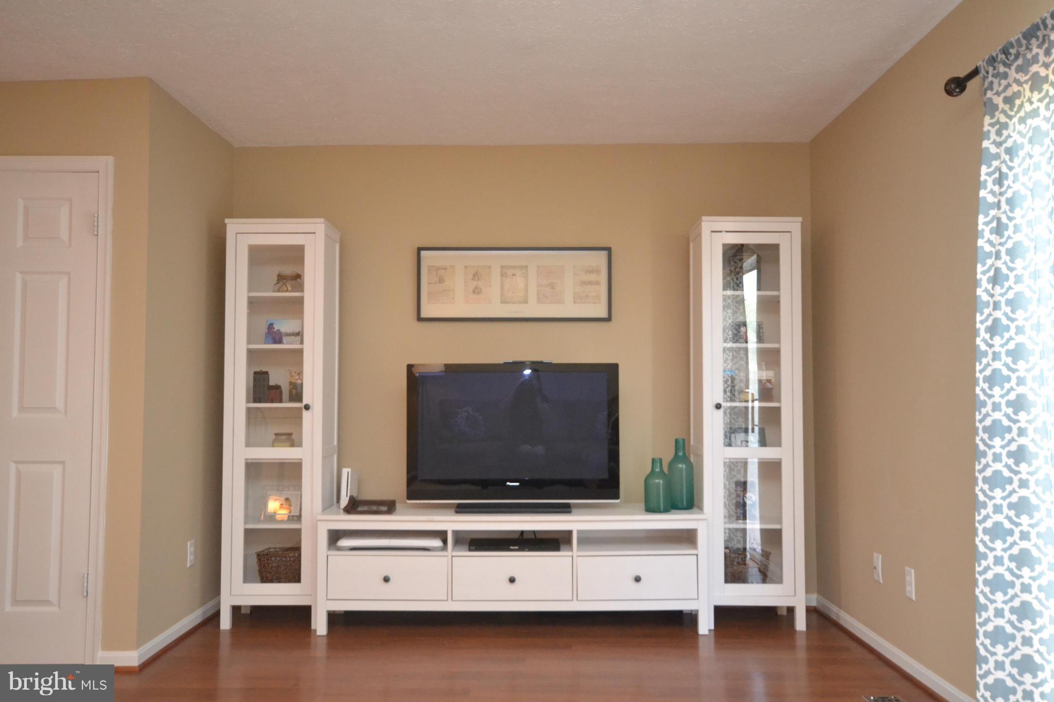 40 Powder View Court Nottingham, MD 21236 - Photo 8 of 30 Great space for entertainment center