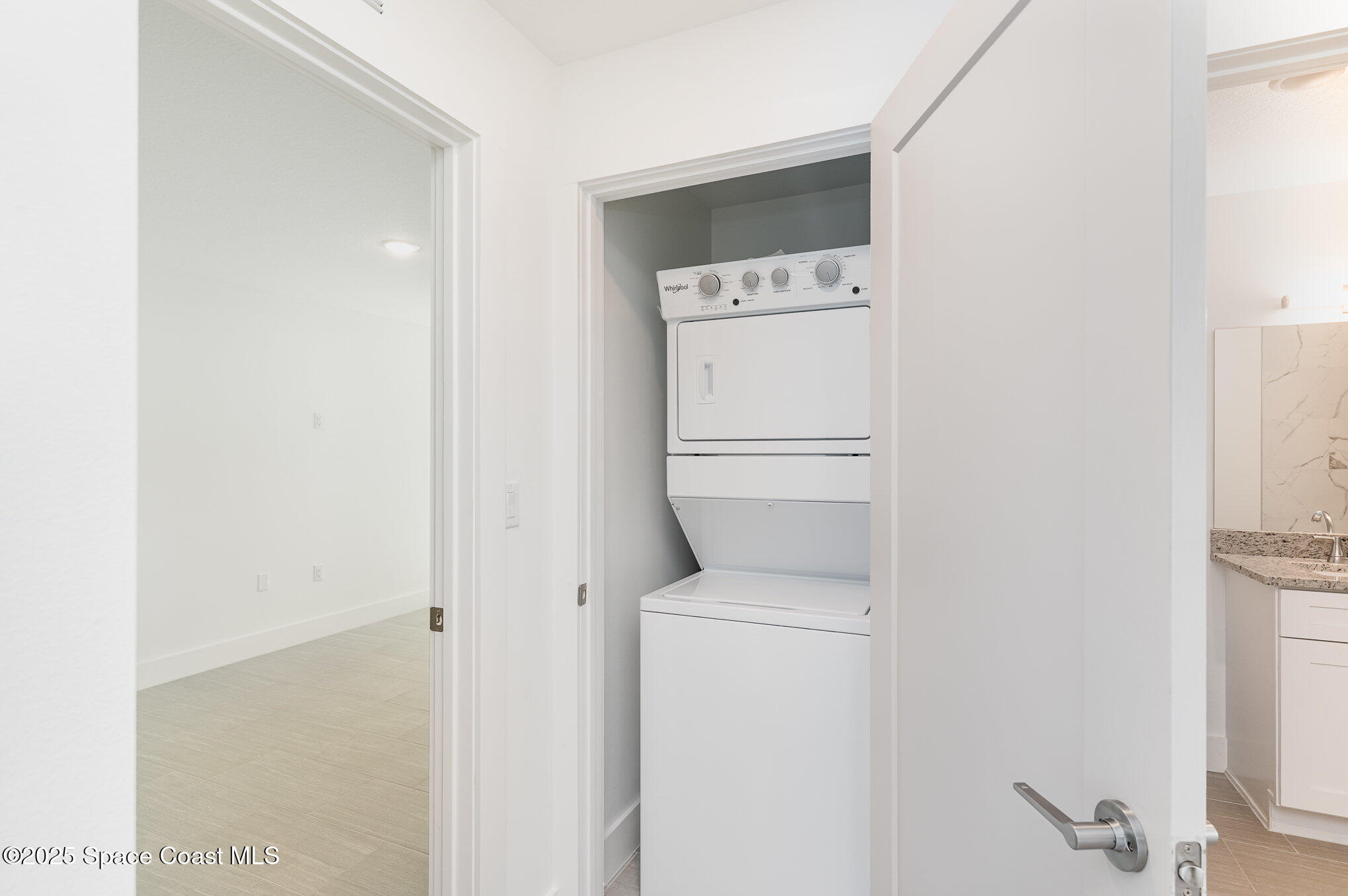 1635 Par Street Northeast, Unit 2103 Palm Bay, FL 32905 - Photo 25 of 36 a utility room with dryer and washer