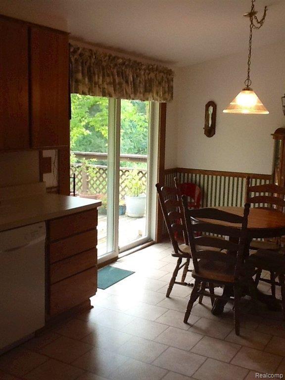 2298 East Coon Lake Road Howell, MI 48843 - Photo 15 of 42 CoonLkKitchen3.JPG