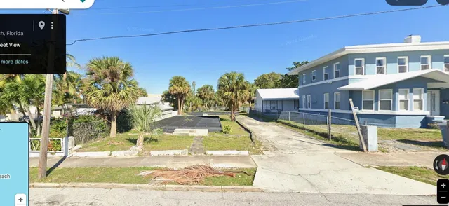 a view of a house with backyard