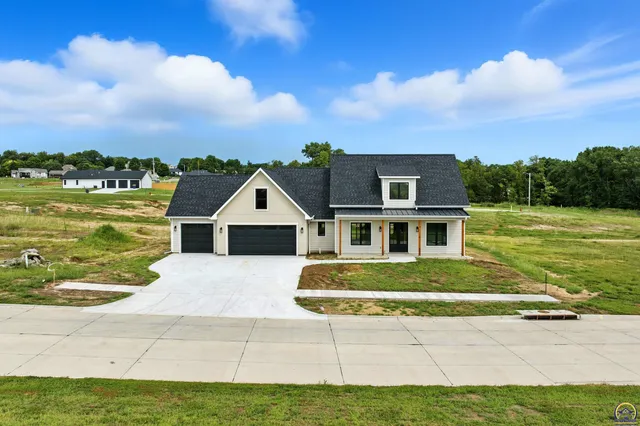 $609,000 | 207 Sandbar Drive, Wamego, KS 66547