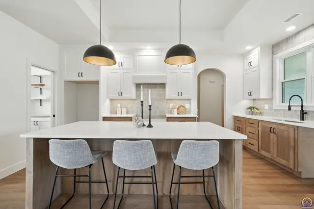 $609,000 | 207 Sandbar Drive, Wamego, KS 66547