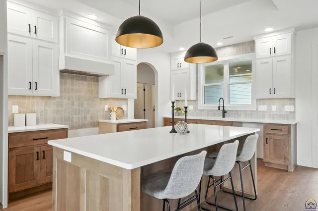 $609,000 | 207 Sandbar Drive, Wamego, KS 66547