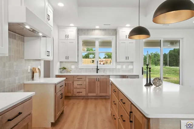 $609,000 | 207 Sandbar Drive, Wamego, KS 66547