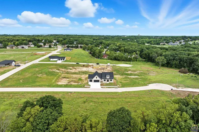 $609,000 | 207 Sandbar Drive, Wamego, KS 66547