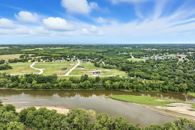 $609,000 | 207 Sandbar Drive, Wamego, KS 66547