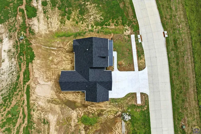 $609,000 | 207 Sandbar Drive, Wamego, KS 66547