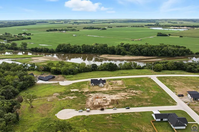 $609,000 | 207 Sandbar Drive, Wamego, KS 66547