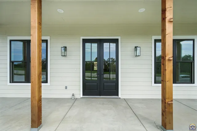 $609,000 | 207 Sandbar Drive, Wamego, KS 66547