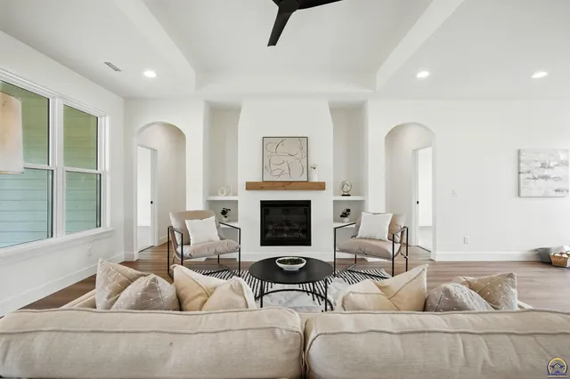 $609,000 | 207 Sandbar Drive, Wamego, KS 66547