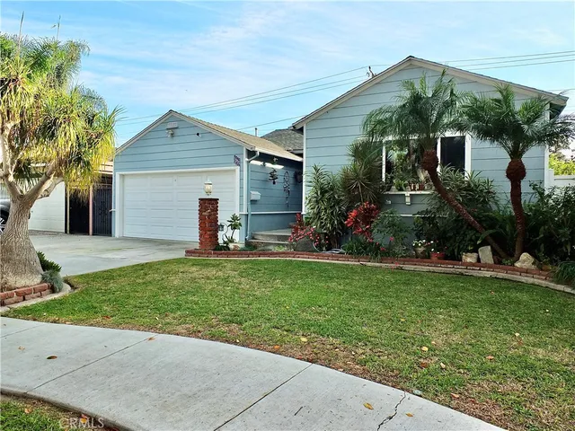 a view of a house with backyard and garden