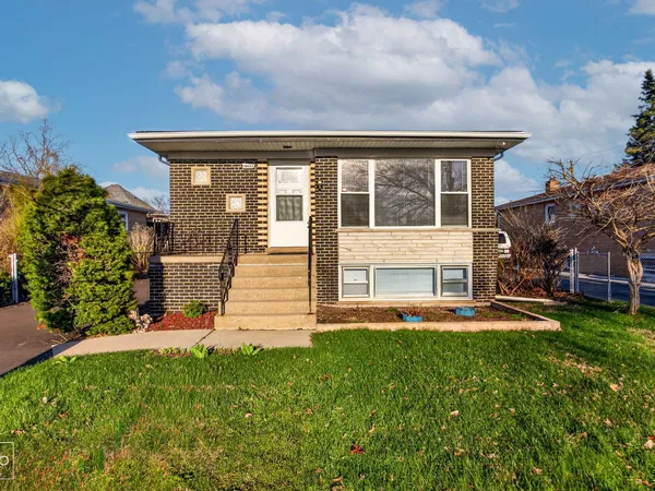 $399,900 | 10643 South 83rd Avenue, Palos Hills, IL 60465