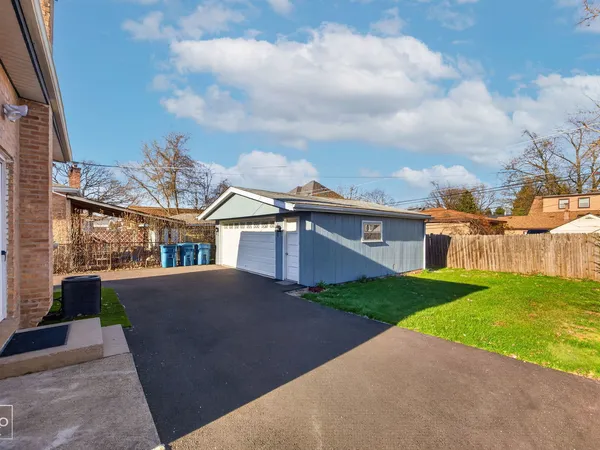 $399,900 | 10643 South 83rd Avenue, Palos Hills, IL 60465