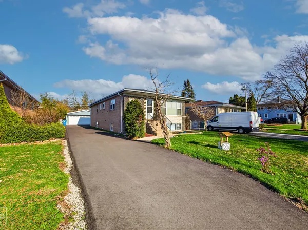 $399,900 | 10643 South 83rd Avenue, Palos Hills, IL 60465