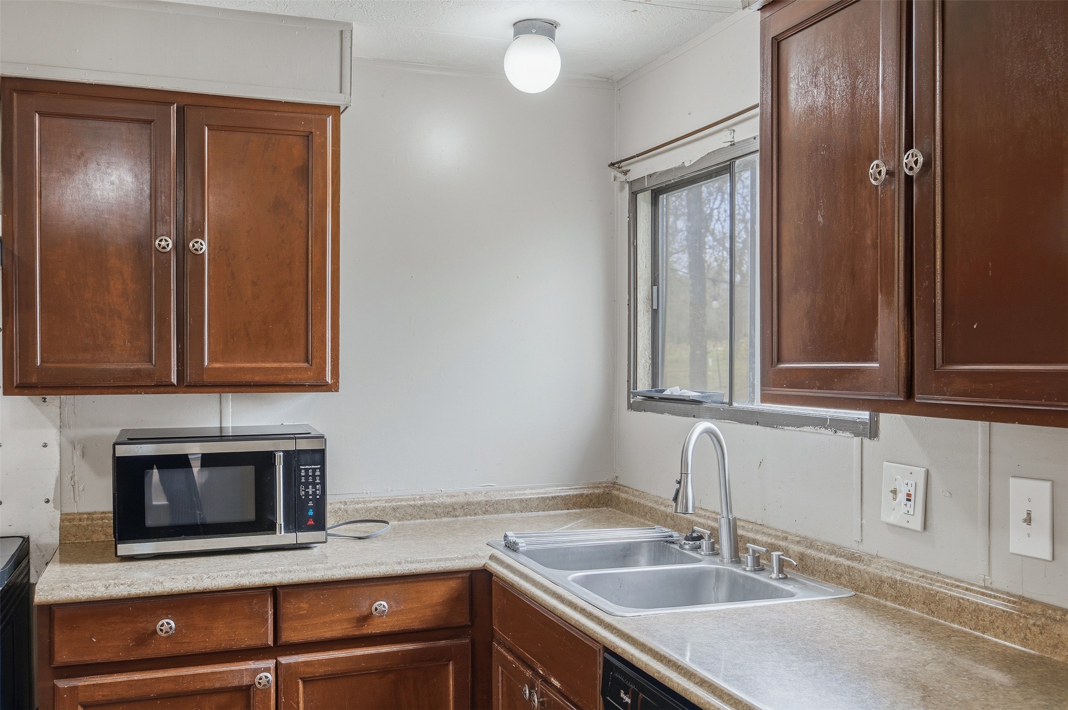 840 Oak Tree Road Seguin, TX 78155 - Photo 13 of 37 a kitchen with granite countertop a sink and a stove