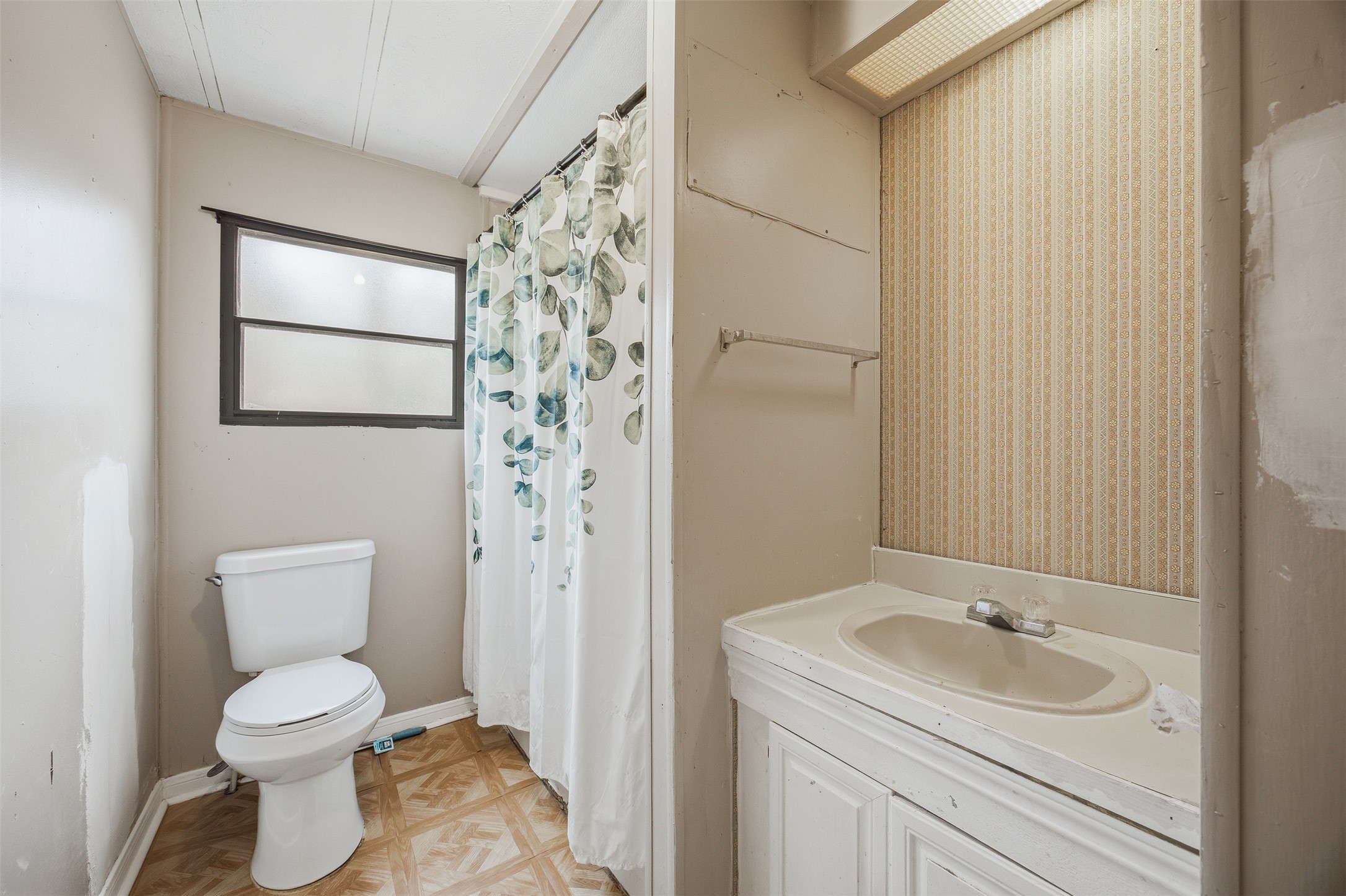 840 Oak Tree Road Seguin, TX 78155 - Photo 25 of 37 a bathroom with a toilet sink and shower