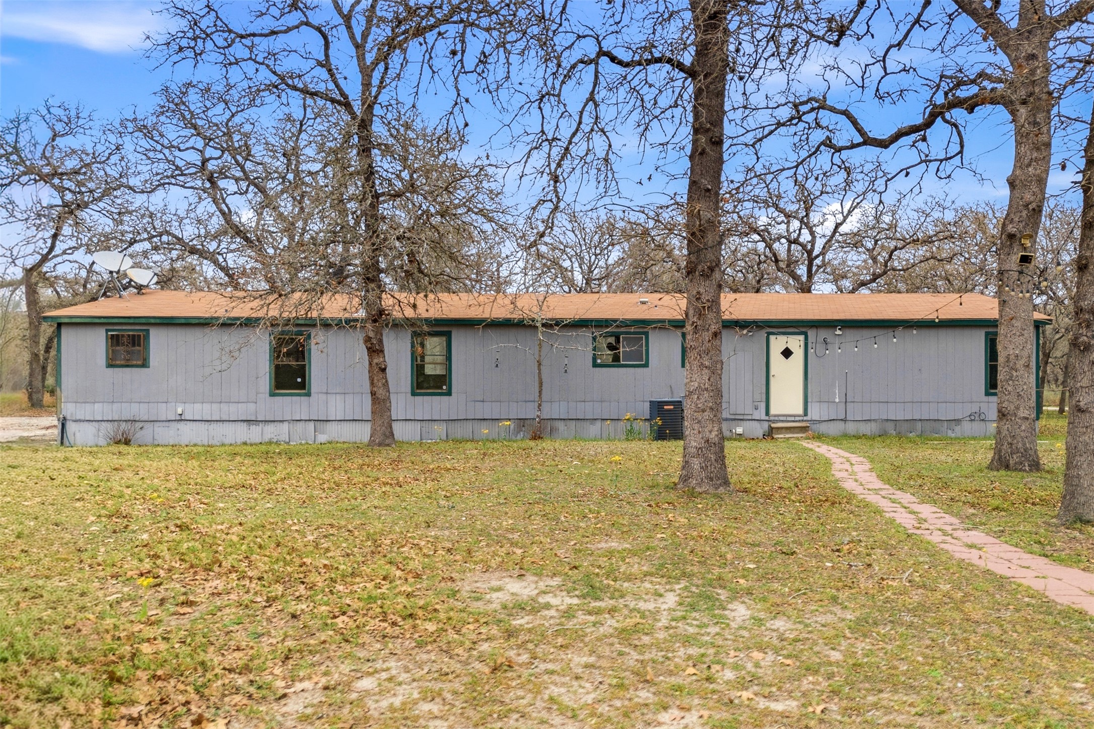 840 Oak Tree Road Seguin, TX 78155 - Photo 27 of 37 a backyard of house with yard and garage