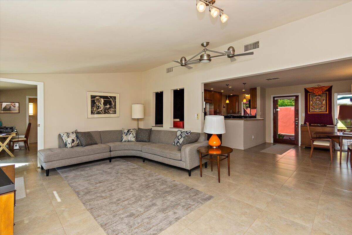 147 East Morongo Road Palm Springs, CA 92264 - Photo 8 of 48 Living Room