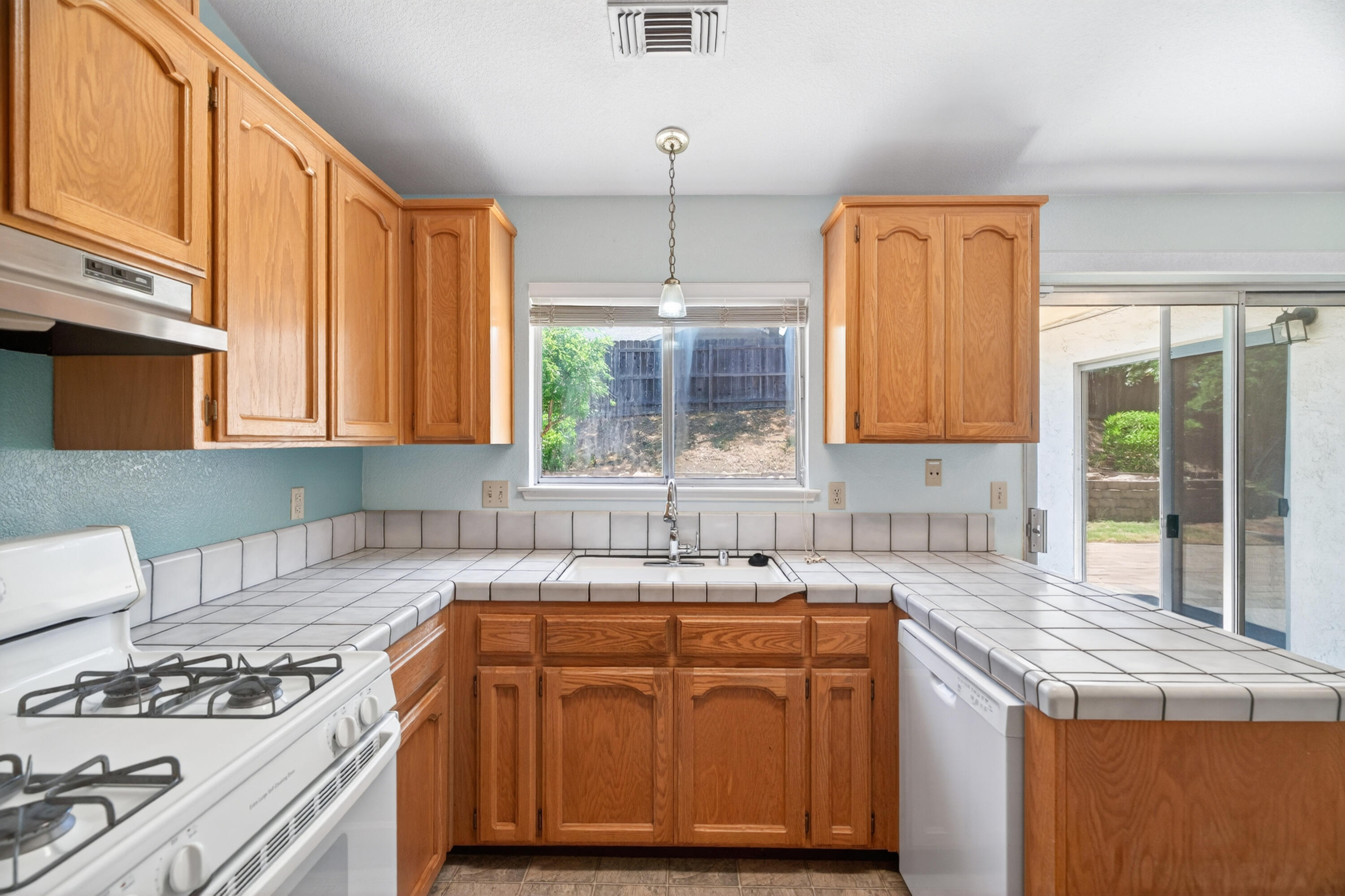 535 Vansicklen Way Redding, CA 96003 - Photo 11 of 31 Kitchen