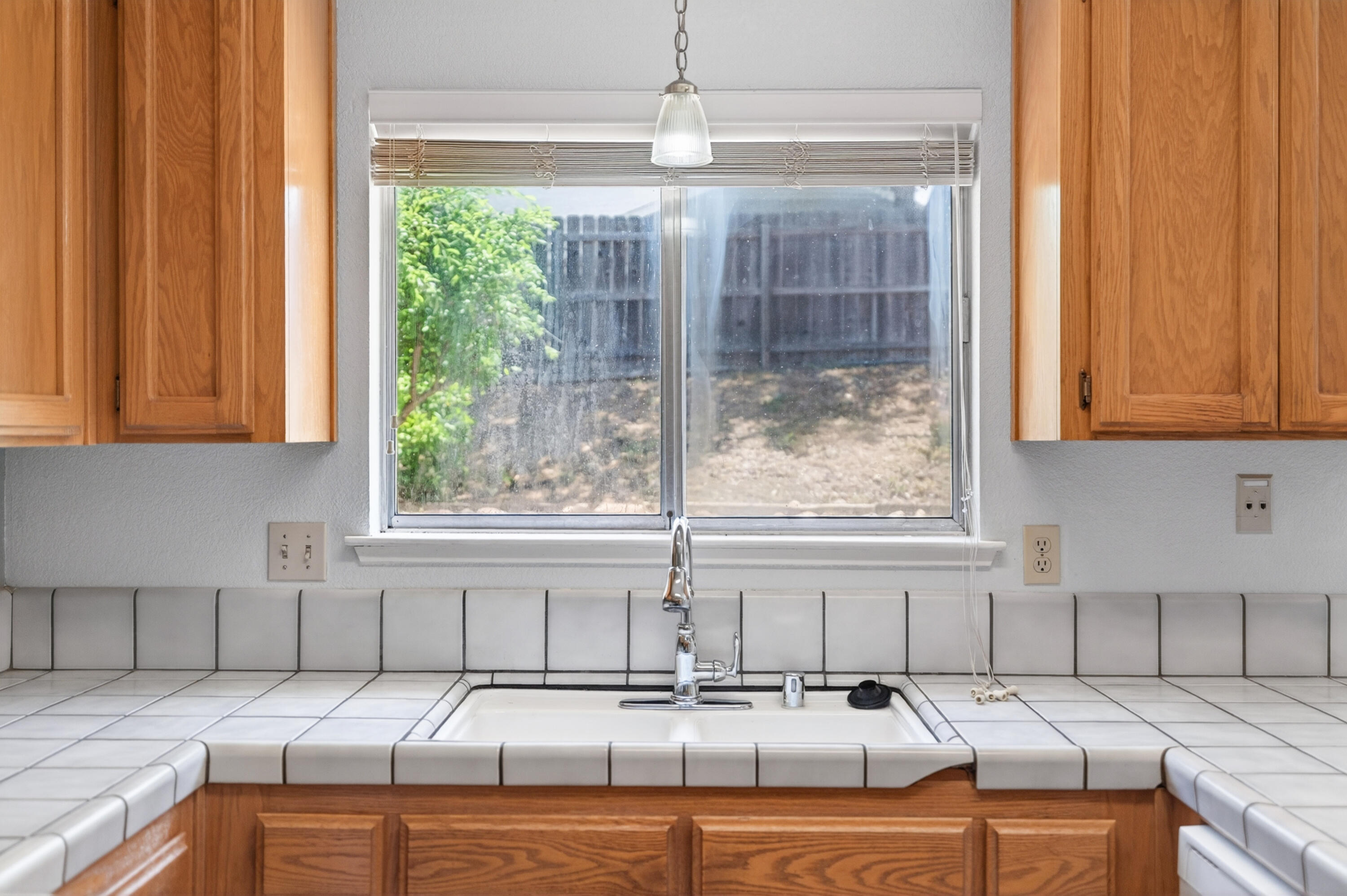 535 Vansicklen Way Redding, CA 96003 - Photo 12 of 31 Kitchen