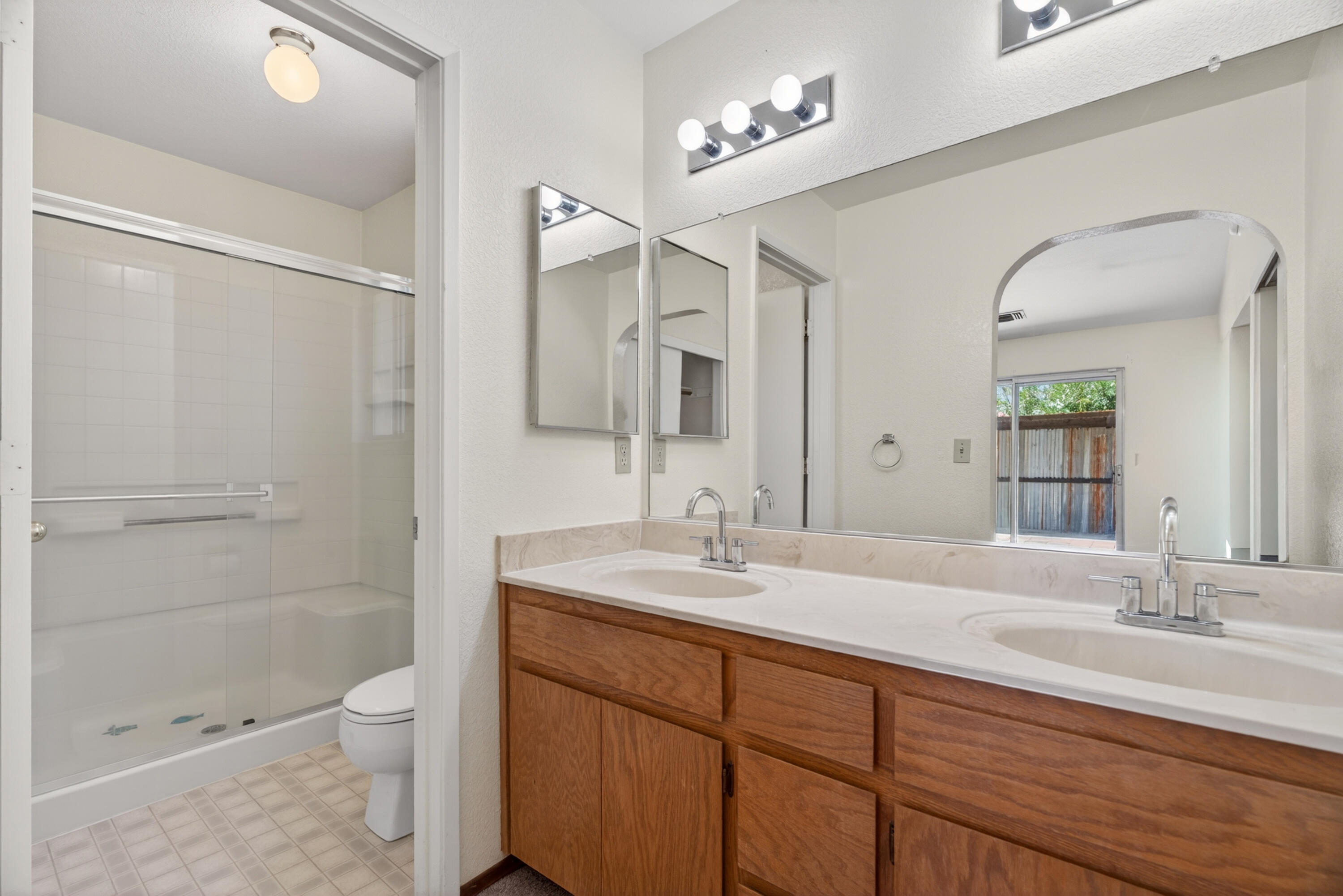 535 Vansicklen Way Redding, CA 96003 - Photo 17 of 31 Primary Bathroom