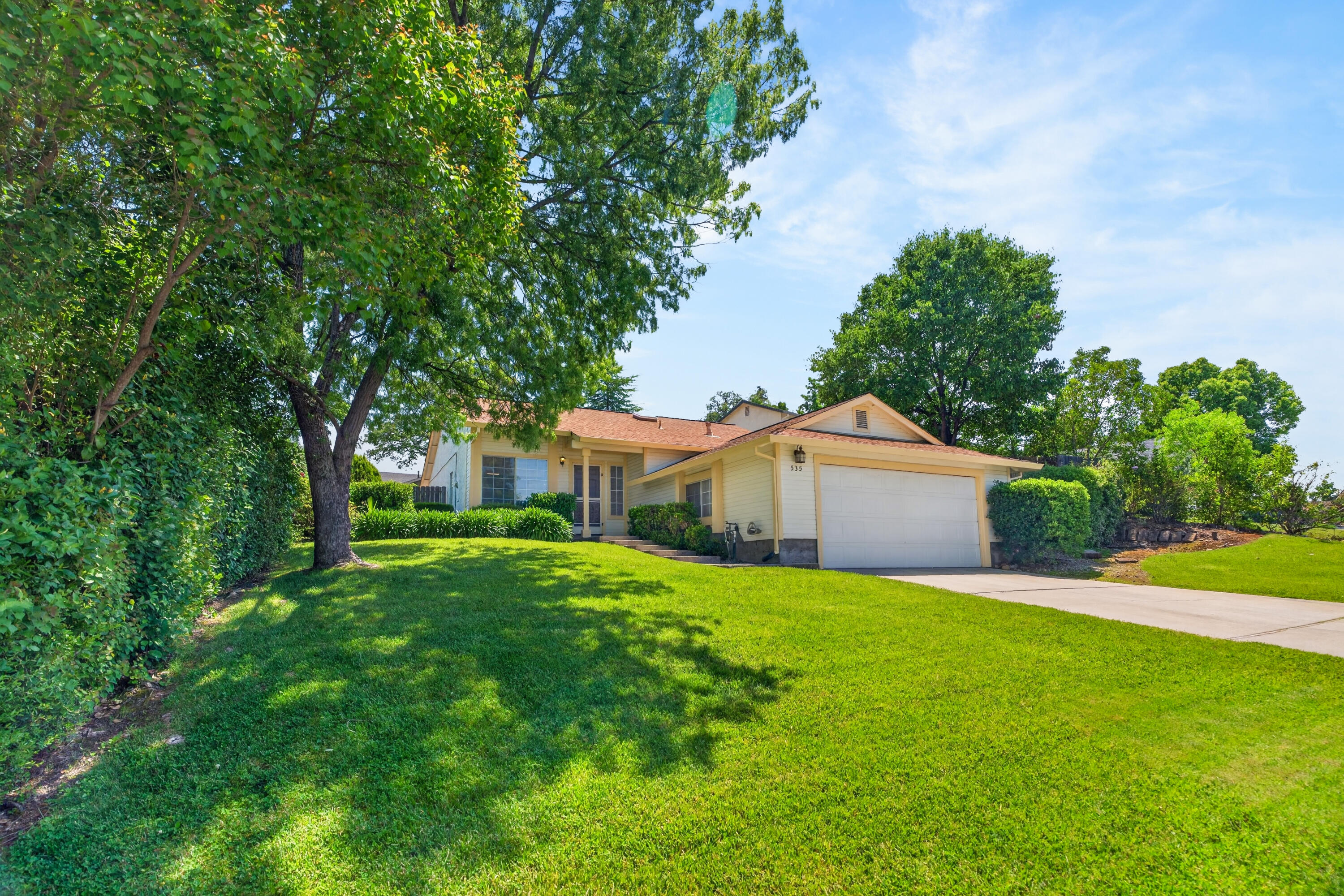 535 Vansicklen Way Redding, CA 96003 - Photo 2 of 31 Front of House