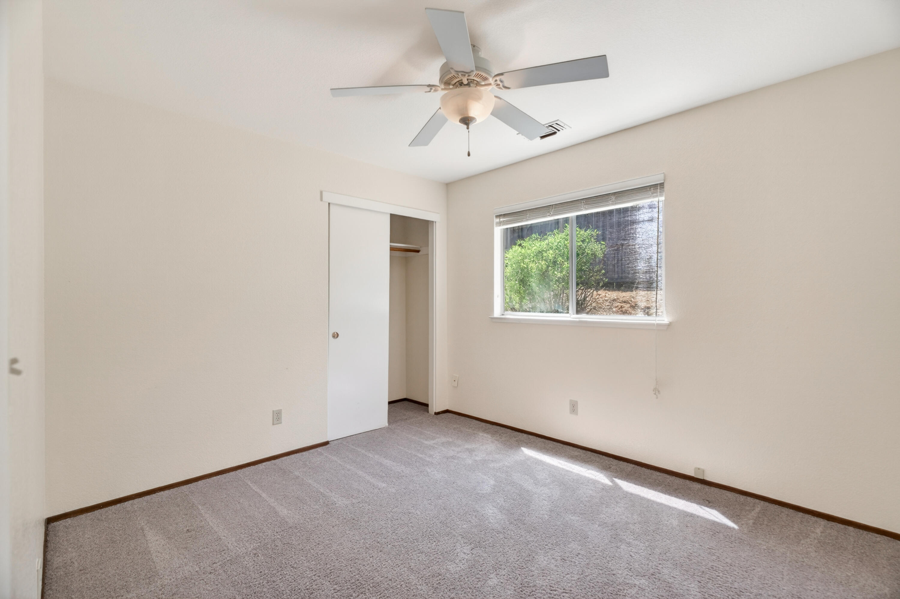535 Vansicklen Way Redding, CA 96003 - Photo 22 of 31 Bedroom 3