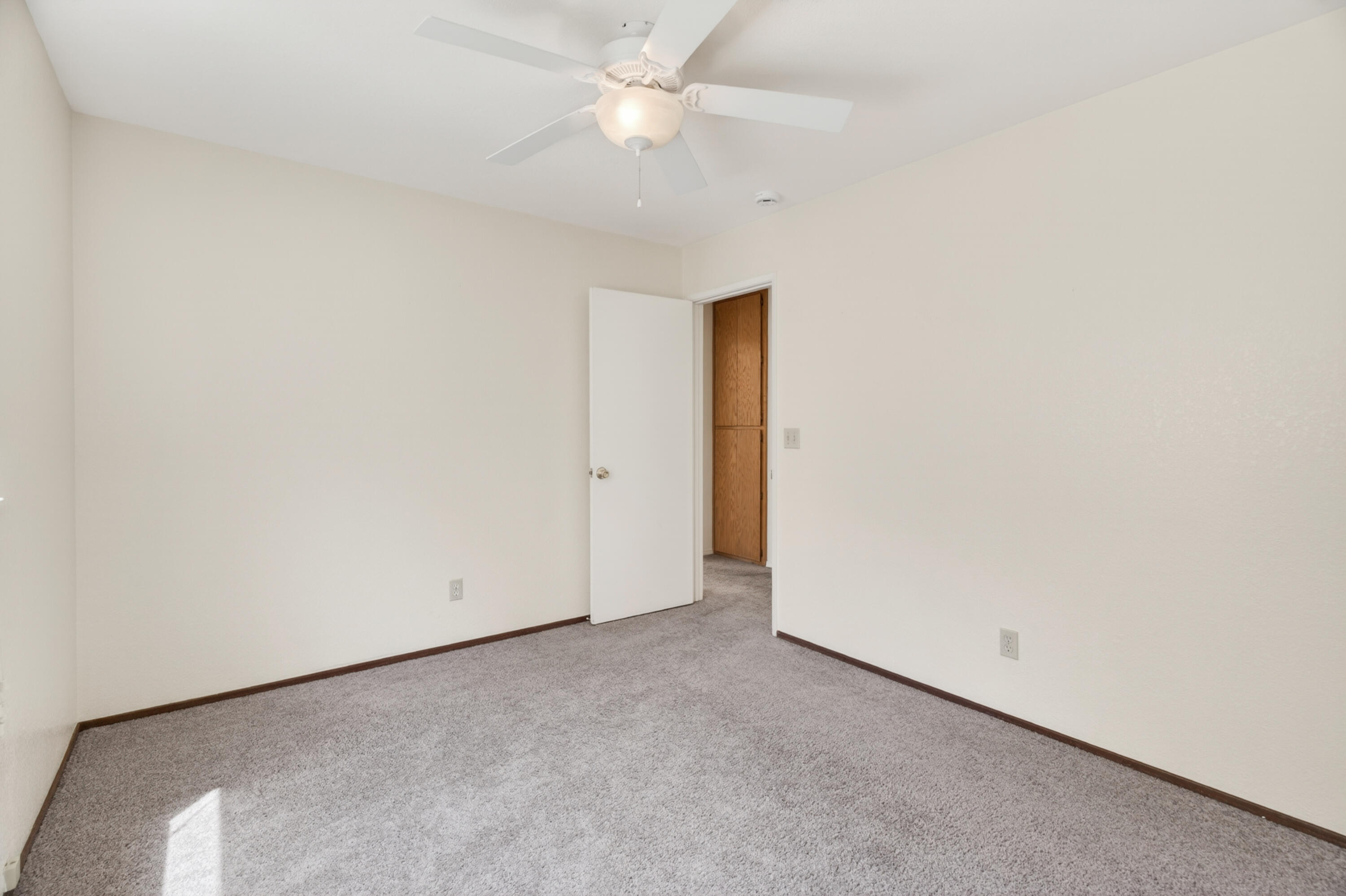 535 Vansicklen Way Redding, CA 96003 - Photo 23 of 31 Bedroom 3