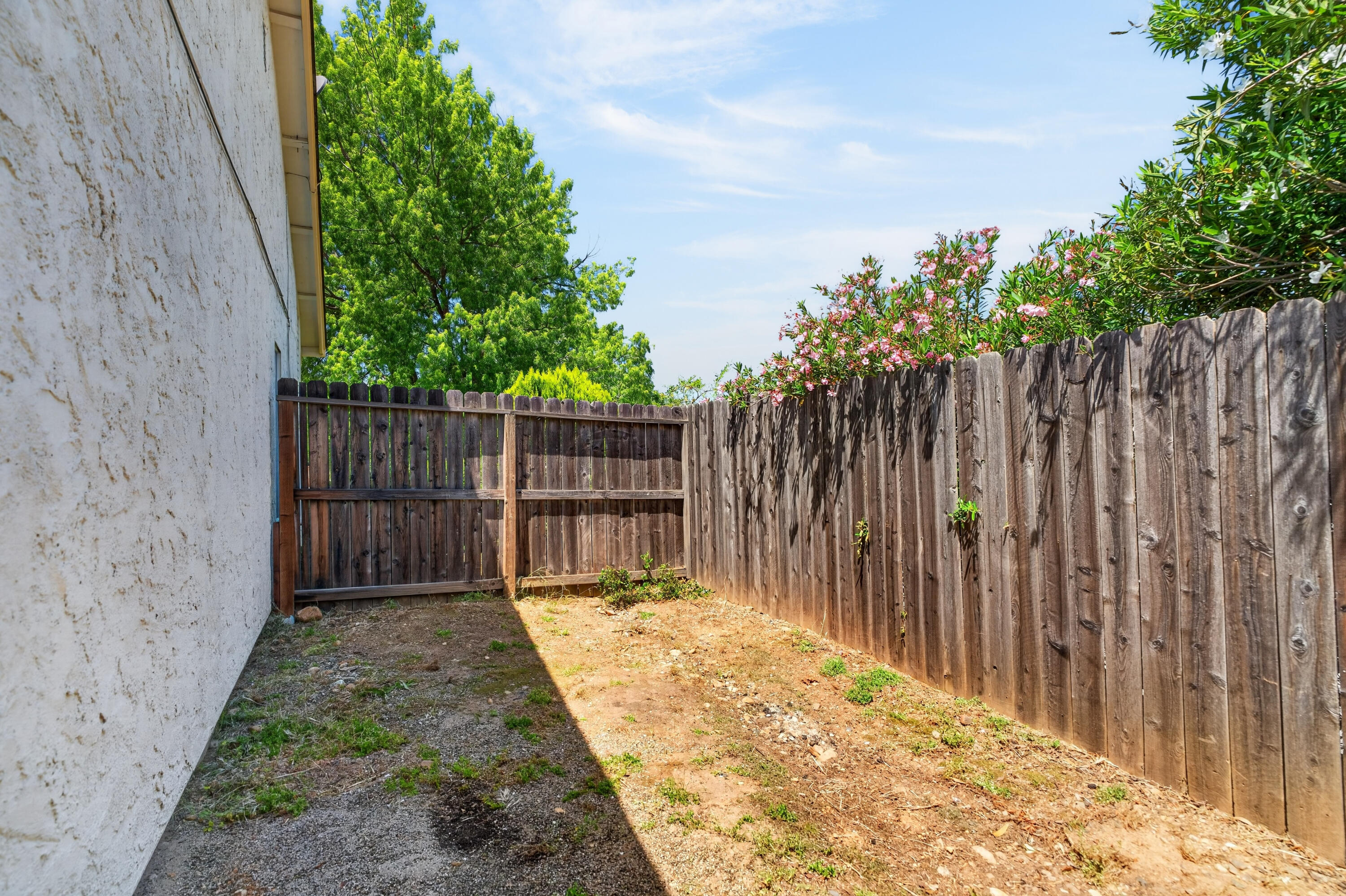 535 Vansicklen Way Redding, CA 96003 - Photo 28 of 31 Side Yard