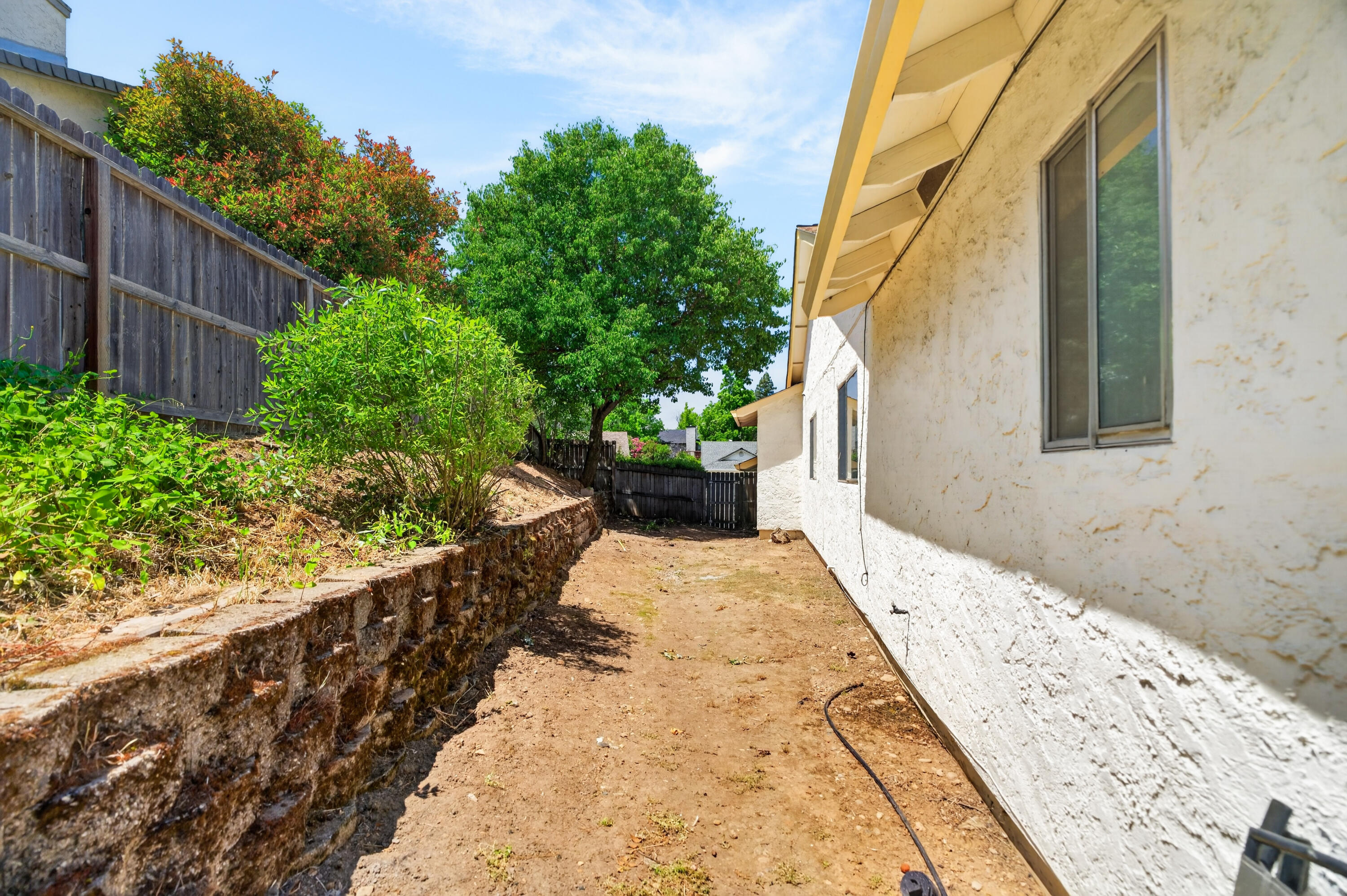 535 Vansicklen Way Redding, CA 96003 - Photo 29 of 31 Side Yard