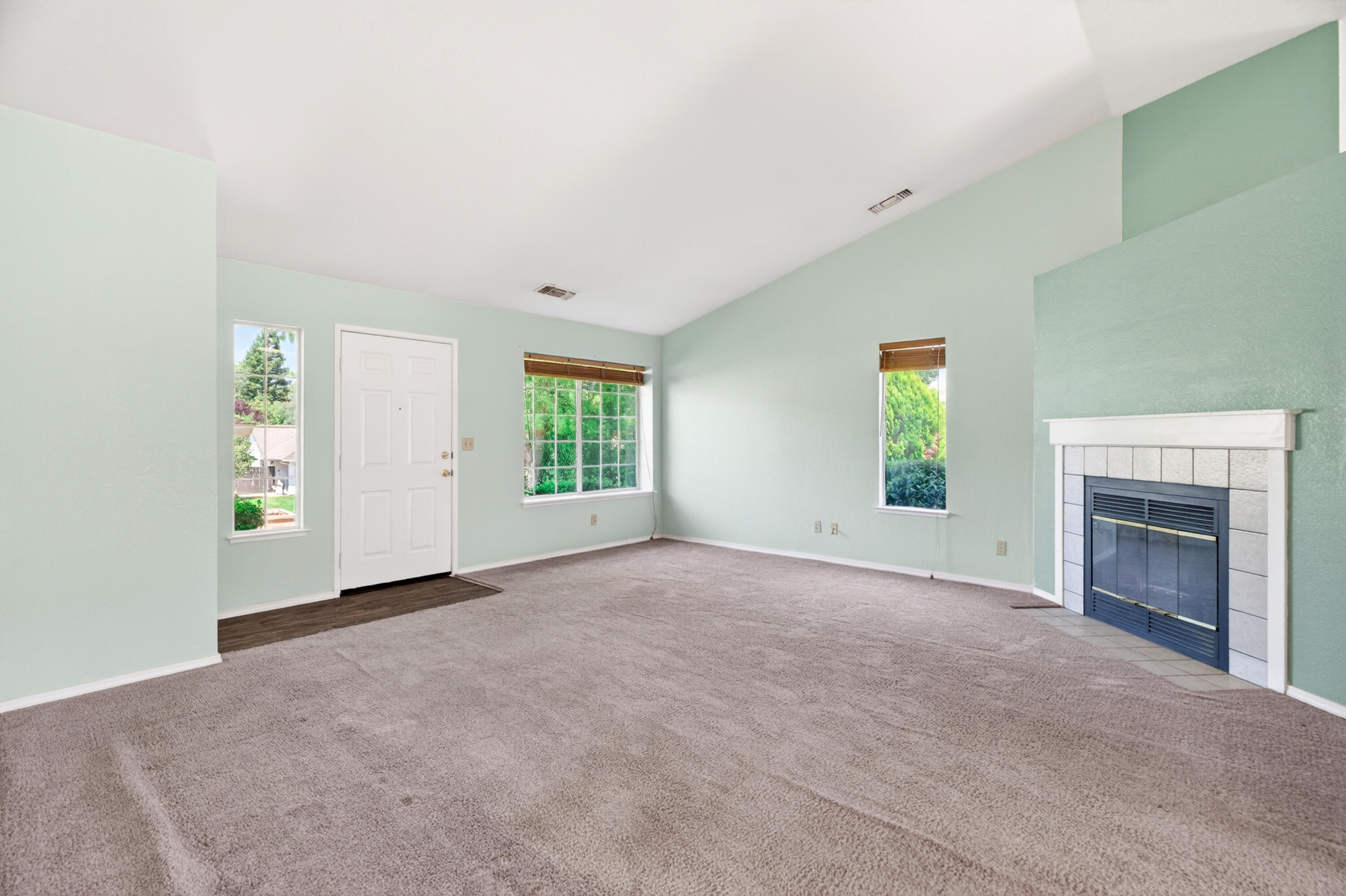 535 Vansicklen Way Redding, CA 96003 - Photo 4 of 31 Living Room
