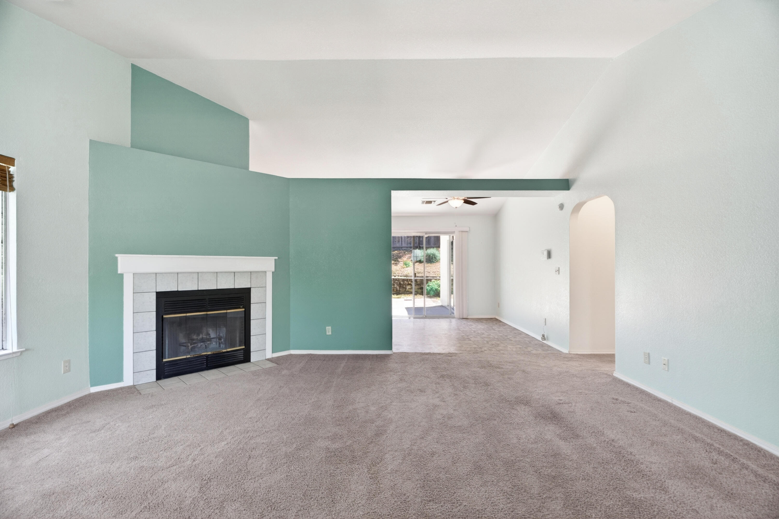 535 Vansicklen Way Redding, CA 96003 - Photo 5 of 31 Living Room