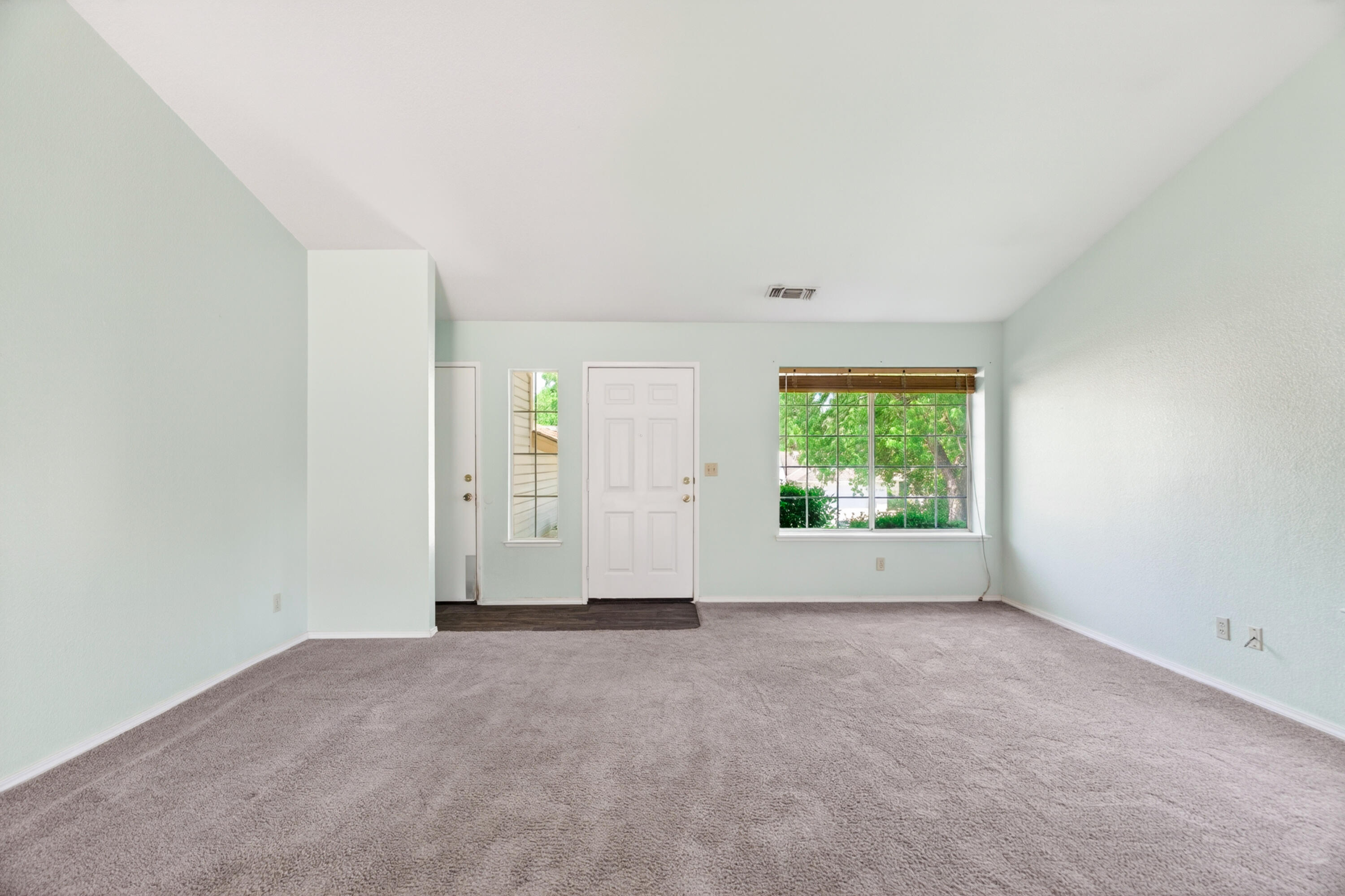 535 Vansicklen Way Redding, CA 96003 - Photo 6 of 31 Living Room